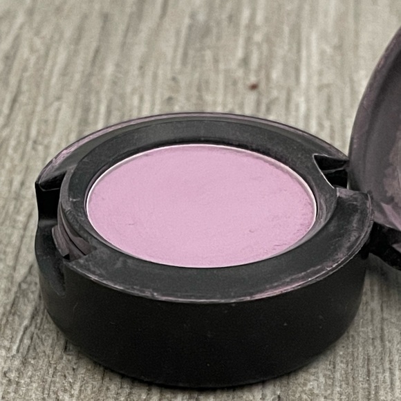 Discontinued MAC Eyeshadow LAVEN-DAH! - Picture 6 of 8